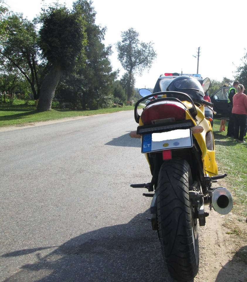 Geltoną sportinį motociklą vairavęs nepilnametis bandė sprukti nuo pareigūnų.