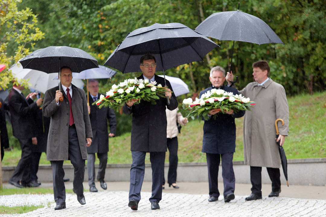 Ministras pirmininkas A.Butkevičius Antakalnio kapinėse pagerbė prezidento A.Brazausko atminimą.<br>V.Balkūno nuotr.