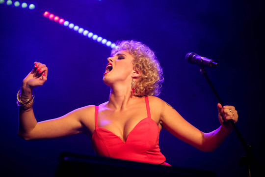 „X Faktoriuje“ išgarsėjusi A. Adamovič kaustė klausytojų dėmesį