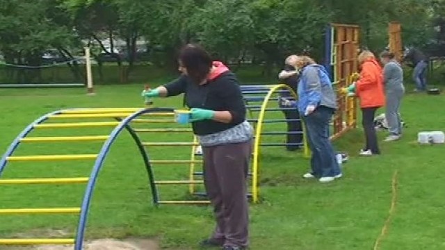 Darželio spalvos 2014: darbštuoliai nuspalvino žaidimų aikštelę
