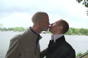 Su vyru viešai pasibučiavusį Mindaugą užsipuolė Lietuvos gėjai