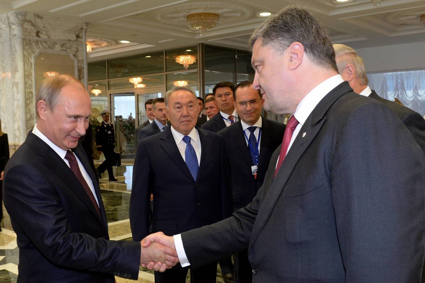 Rusijos prezidentas Vladimiras Putinas ir Ukrainos prezidentas Petro Porošenka aptarė jų tiesioginio susitikimo galimybę.<br>AFP/Scanpix nuotr.