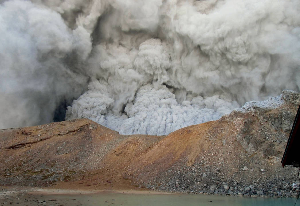Prabudęs Ontakės ugnikalnis orą pripildė pelenų ir garų.<br>AP nuotr.