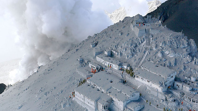 Ant išsiveržusio ugnikalnio rasti turistai sustojusiom širdim
