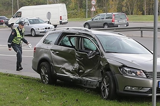 BMW ir „VW Passat“ susidūrimas Vilniuje: nukentėjo 4 žmonės