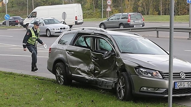BMW ir „VW Passat“ susidūrimas Vilniuje: nukentėjo 4 žmonės