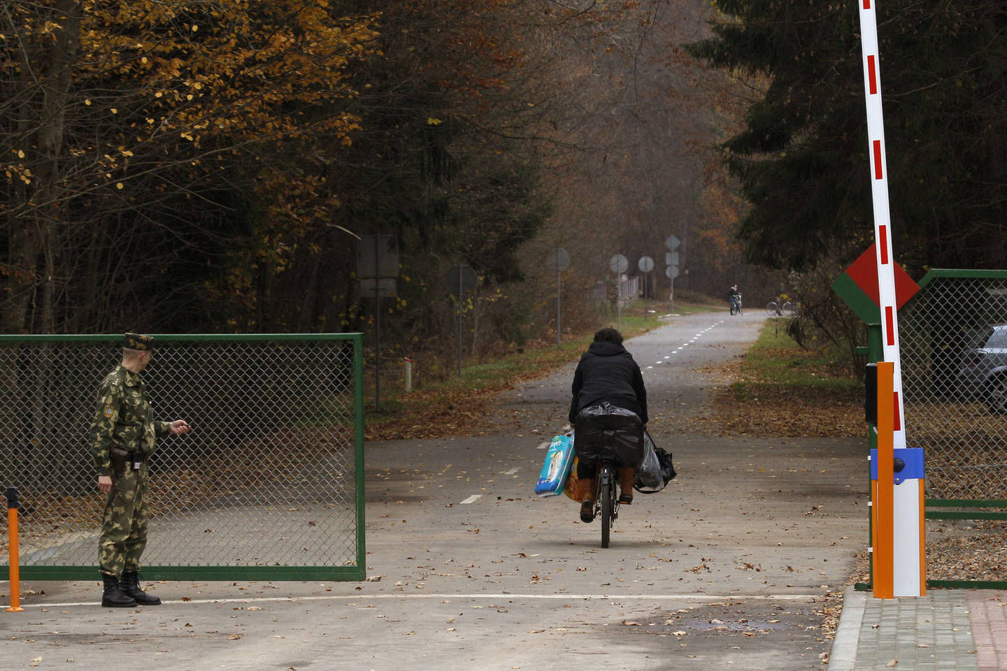 Važiuoti dviračiu ar eiti pėsčiomis į Baltarusiją nuo rytojaus nepatartina.<br>Reuters/Scanpix nuotr.