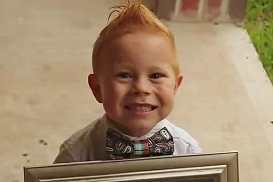 Žavinga dainos parodija: berniukas siekia mylimosios rankos