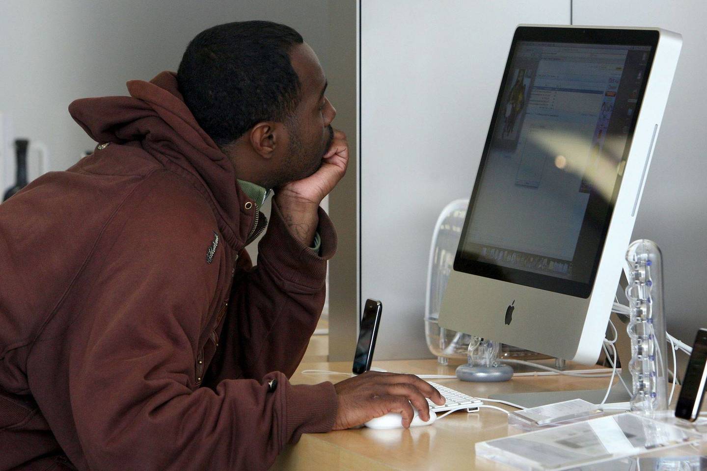Aktyvus „Mac“ naudotojas rizikuoja pasigauti kenkėjišką programinę įrangą vidutiniškai 10 kartų per metus.<br>AFP/„Scanpix“ nuotr.