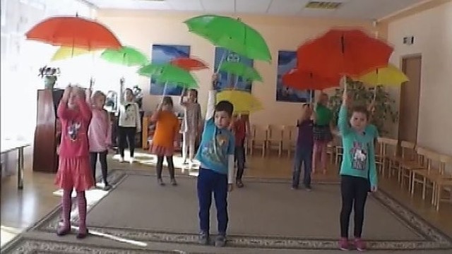 Darželio spalvos 2014: „pelėdžiukų“ šokis su spalvotais skėčiais