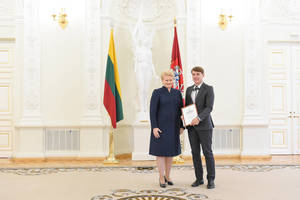 Meilės Lukšienės premiją prezidentė įteikė mokytojui D. Kriukui