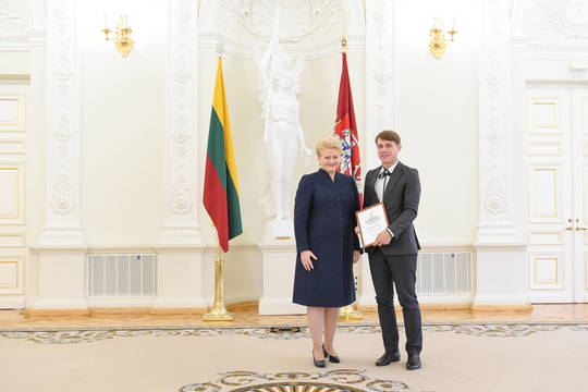 Meilės Lukšienės premiją prezidentė įteikė mokytojui D. Kriukui