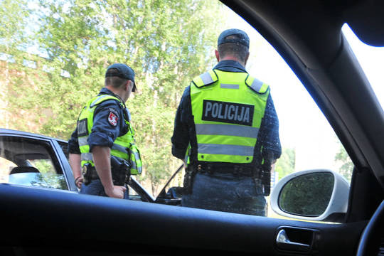 Sulaikomas neblaivus vairuotojas smogė pareigūnui