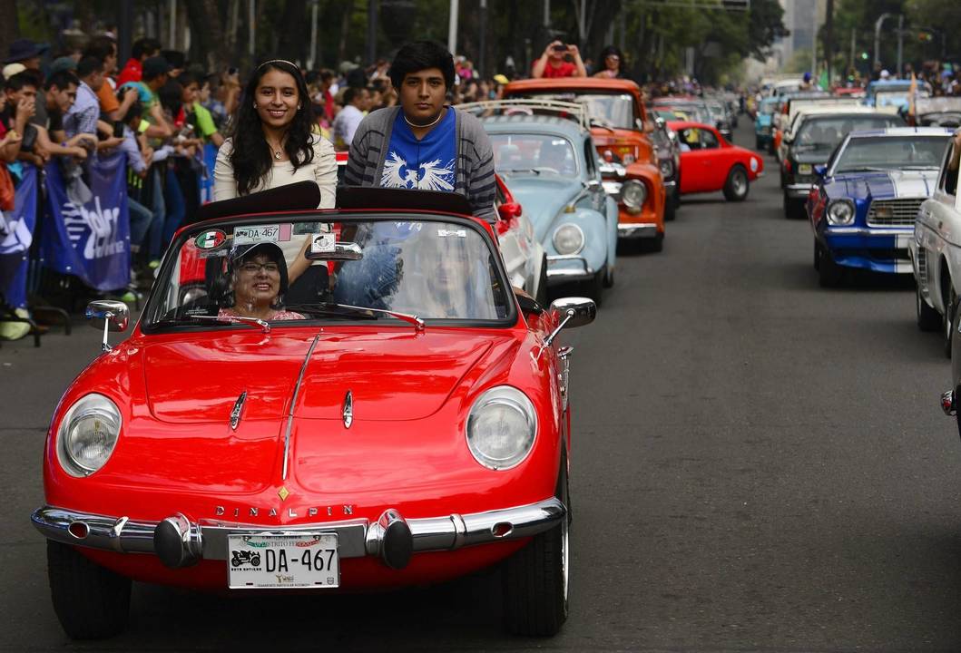 Į klasikinių automobilių paradą Meksike susirinko įvairiausių epochų automobiliai ir puikiai nusiteikę jų šeimininkai.<br>AFP/Scanpix nuotr.