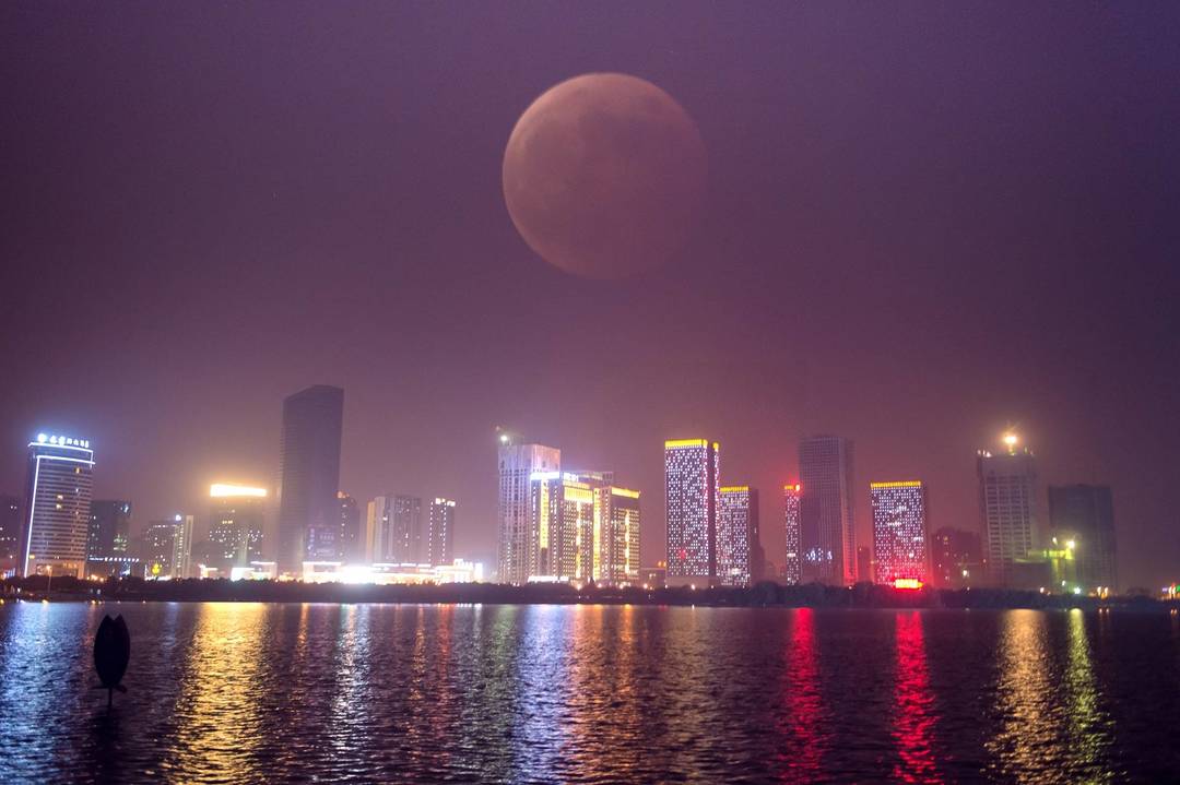 Mėnulis virš Kinijos didmiesčio.<br>Xinhua nuotr.