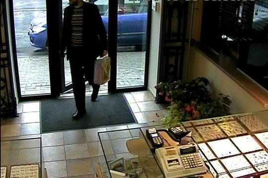 Plungėje apiplėšta juvelyrinių dirbinių parduotuvė