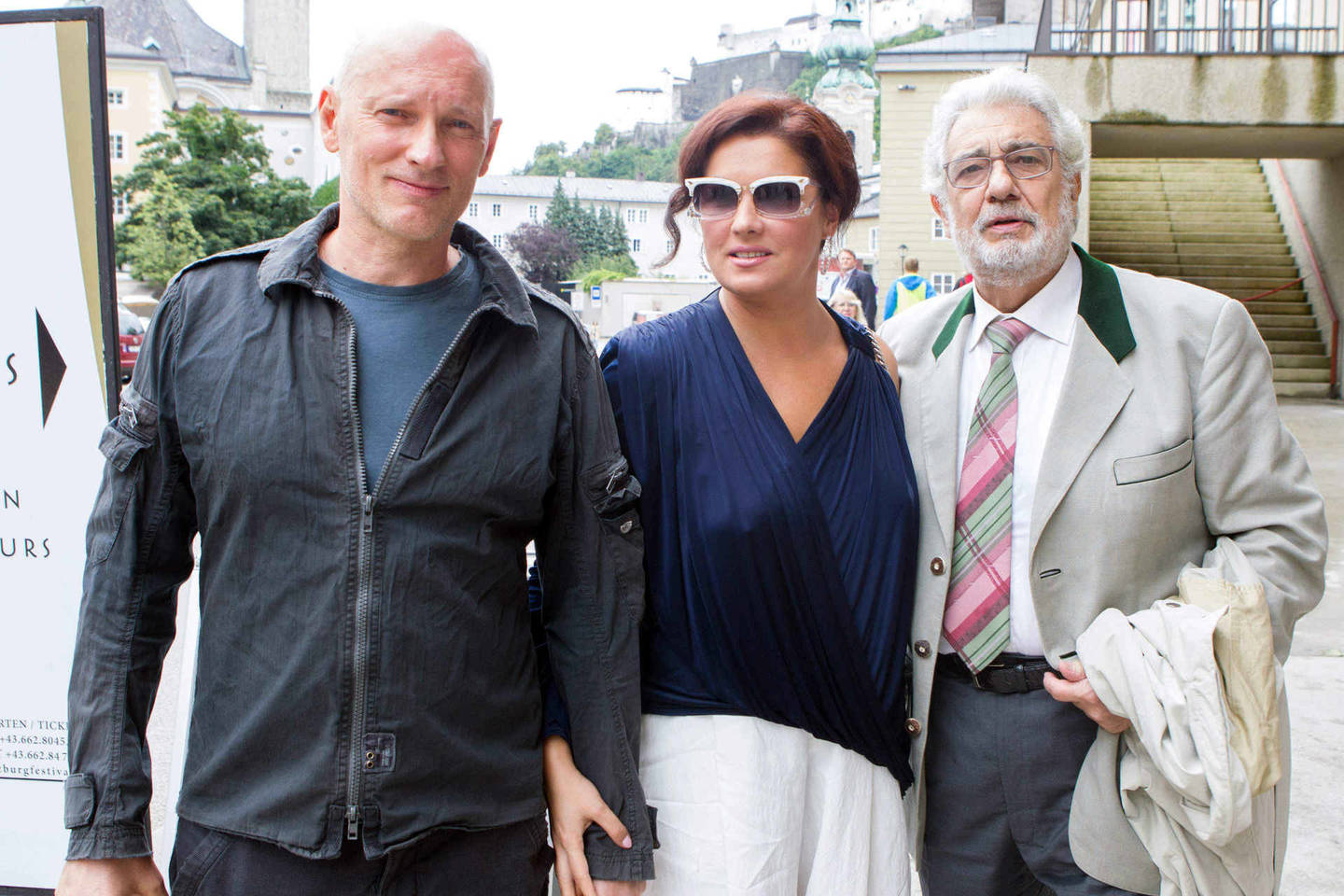 Režisierius A.Hermanis (kairėje) su operos žvaigždėmis A.Netrebko ir P.Domingo šių metų rugpjūtį Zalcburgo festivalyje.<br>AOP nuotr.
