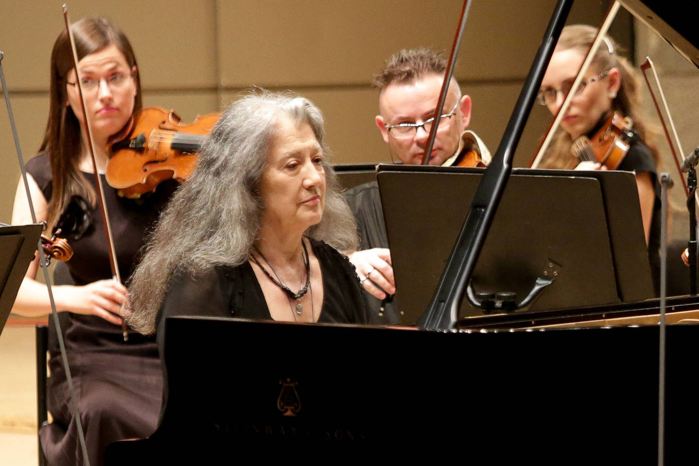 M.Argerich beveik visą kelių valandų koncertą buvo su publika.<br>V.Balkūno nuotr.