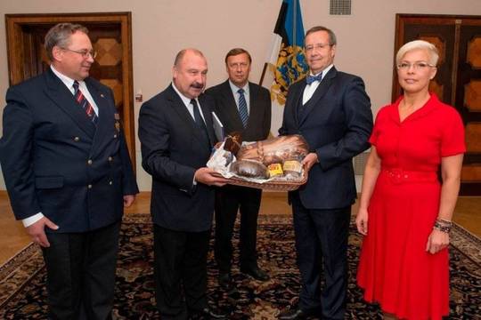 Po neištikimybės skandalo Estijos vadovas vėl glaudžia žmoną