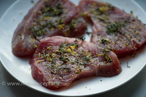 Prabangi vakarienė - tuno kepsnys su žolelių plutele