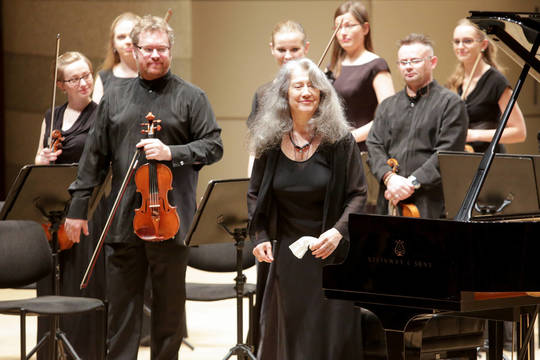 Primadona Marta Argerich Vilniuje piktinosi prastu fortepijonu
