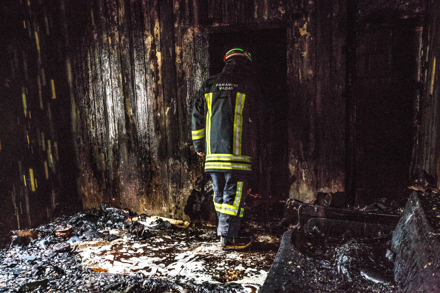 Gaisro metu apdegė medinės durys, staktos, namų apyvokos daiktai.<br>V.Balkūno asociatyvi nuotr.