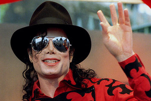 Micahelas Jacksonas - daugiausia po mirties uždirbanti žvaigždė