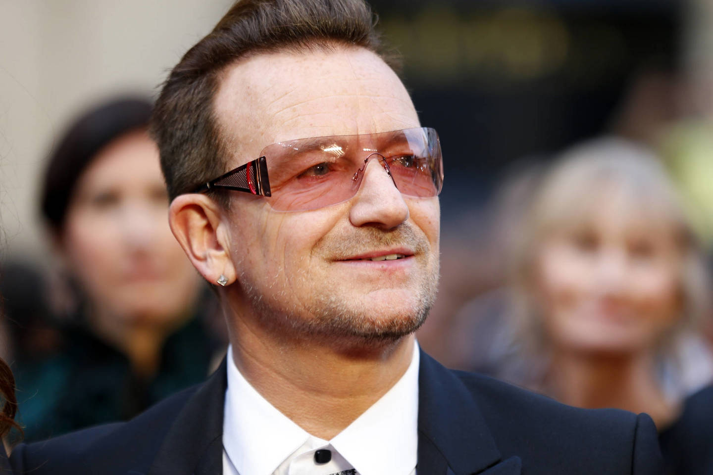 Dainininkas Bono akinius nuo saulės nešioja ir patalpose.<br>„Scanpix“ nuotr.