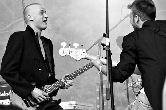 Naujame jaunos grupės „Basi“ klipe – aktorius M. Papinigis