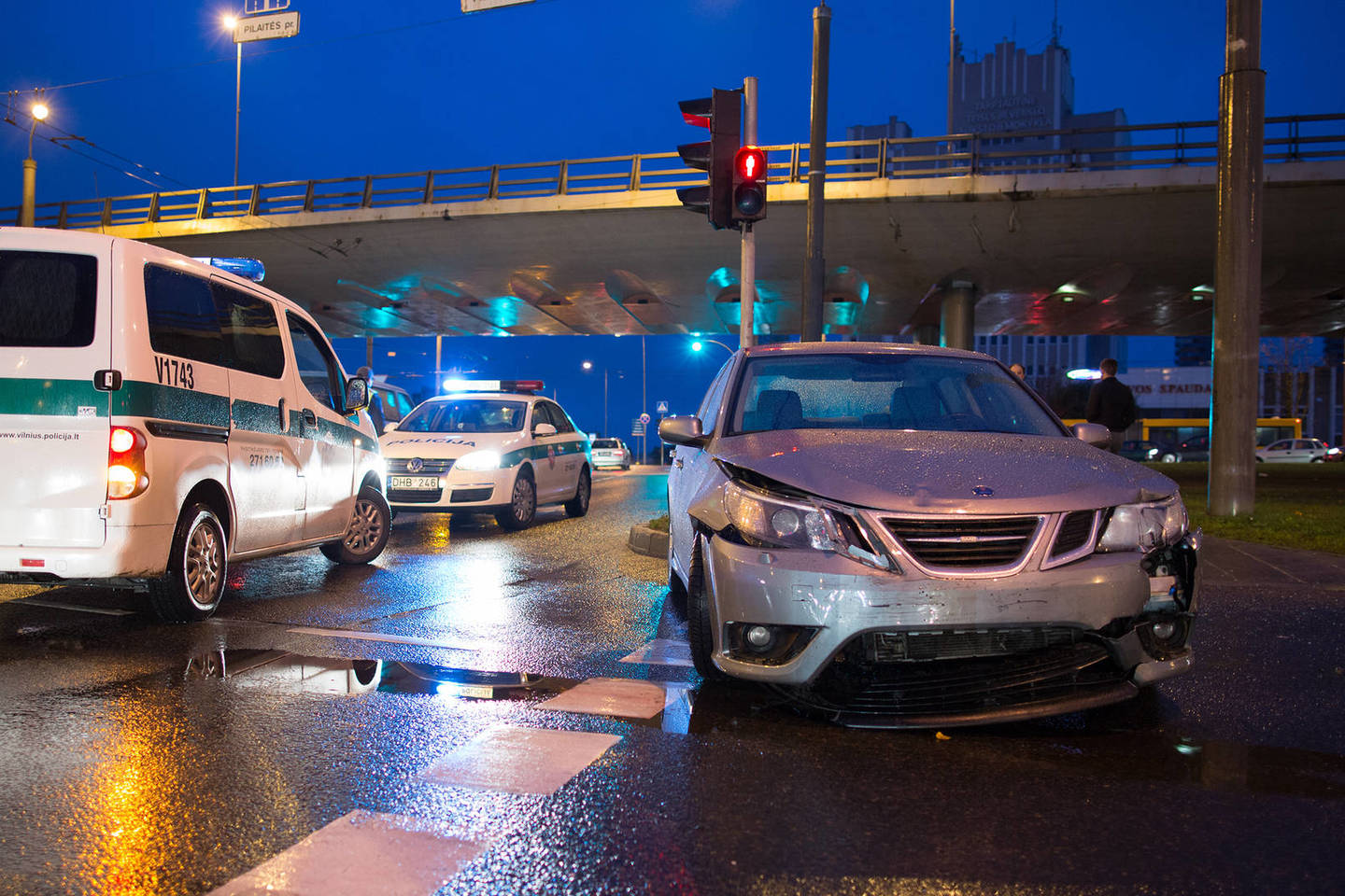 Ankstų pirmadienio rytą Vilniuje susidūrė du automobiliai, vienas jų taranavo du pėsčiuosius. Dėl avarijos Laisvės pr. ir T.Narbuto g. susidarė didžiulė transporto grūstis.<br>Lrytas.lt nuotr.