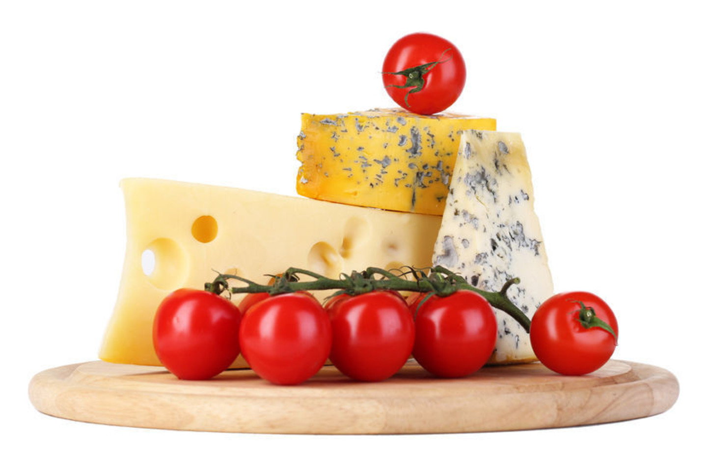 Švieži pomidorai, svogūnai – geras pasirinkimas prie sūrio.<br>123rf nuotr.