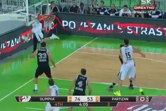 Kosmosas: „Olimpijos“ žaidėjas švystelėjo metimą iš užribio