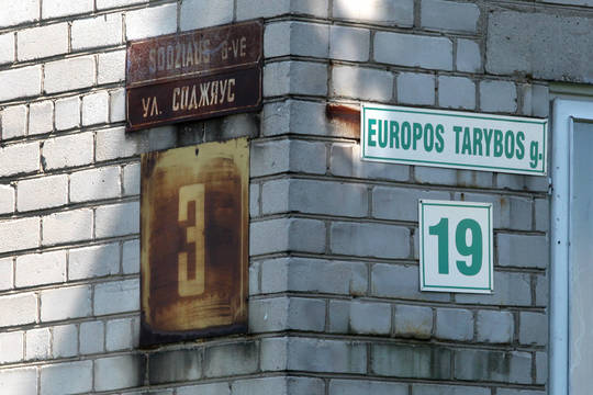 Netinkamos gatvių lentelės nukabintos nuo Vilniaus r. pastatų