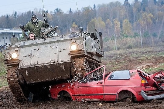 Reali pramoga: sunaikink savo kledarą tankodrome