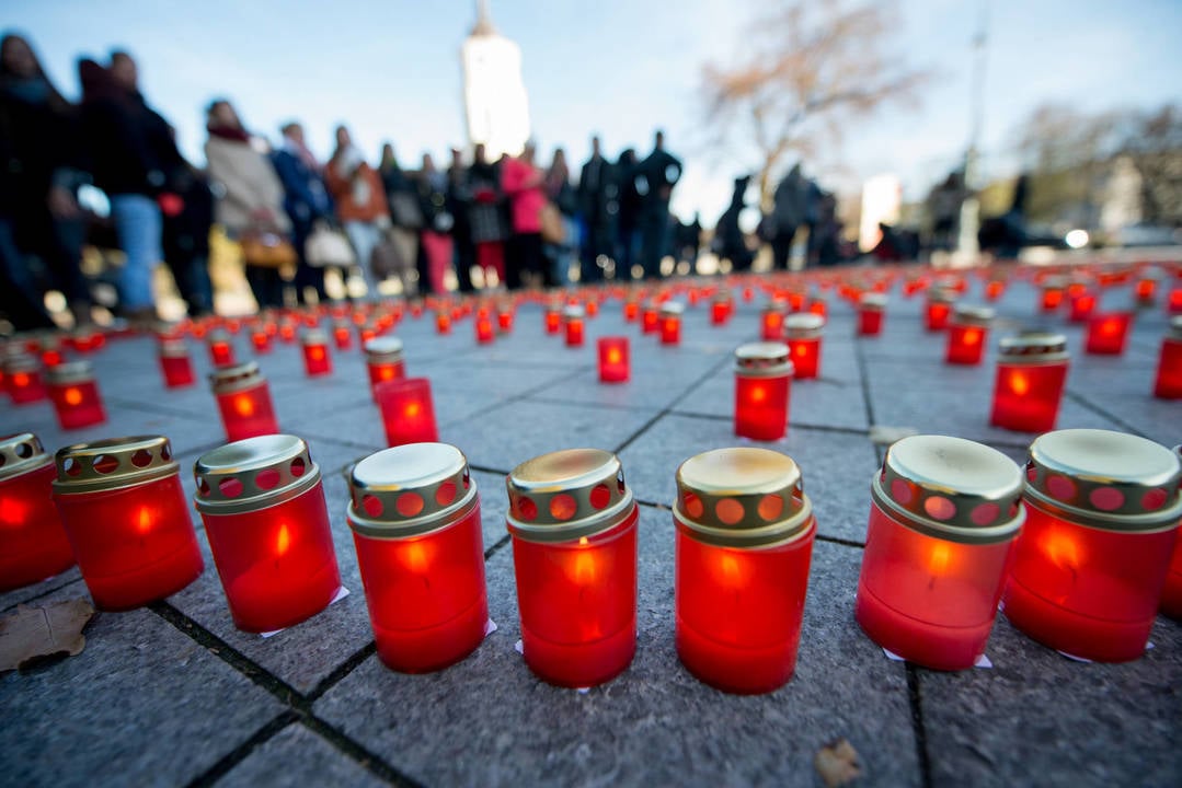 Penktadienį Vilniaus centre, Odminių gatvėje, buvo uždegtos 1 138 žvakės, skirtos pagerbti organų donorams.<br>D.Umbraso nuotr.