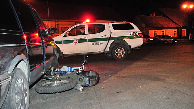 Motociklu be šviesų lėkęs jaunuolis atsidūrė reanimacijoje