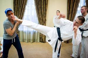 J. C. van Damme'o pamoka – karatė pamilusiems vaikams