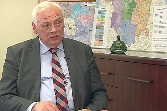 Ministrą suerzino klausimai apie santykius su buvusia patarėja