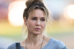 Dirbtinio grožio suviliota R. Zellweger seka M. Jacksono pėdomis