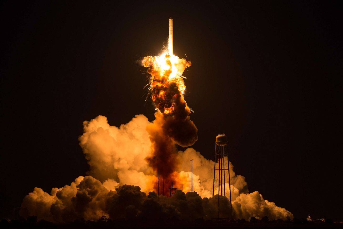 Raketa „Antares“, turėjusi iškelti „Cygnus“ erdvėlaivį su maždaug 2,2 tonos krovinio, sprogo antradienio vakarą.<br>NASA nuotr.