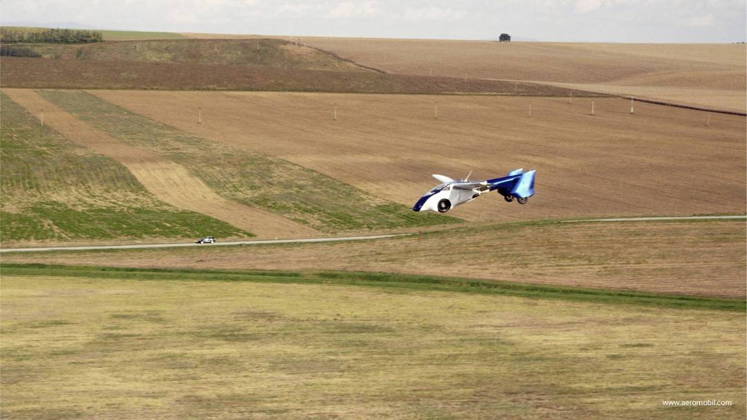 Įspūdingą skraidantį automobilį slovakai kūrė net 25 metus.<br>Reuters/Scanpix nuotr.