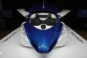 Po 25 metų kūrimo pristatytas skraidantis automobilis