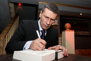 Rašytojui E. Kalėdai teks pakratyti piniginę arba pasėdėti parų