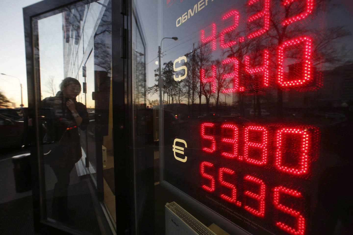 Keletą mėnesių Rusijos rublio kursas sėkmingu pagreičiu ritosi vis žemiau, o kur gali būti dugnas, niekas nesiryžo net spėlioti.<br>"Reuters"/"Scanpix" nuotr.