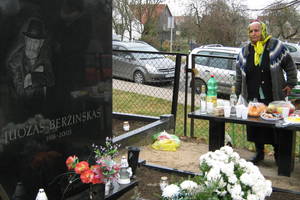 Virbalio čigonai kapuose per Vėlines kelia puotas