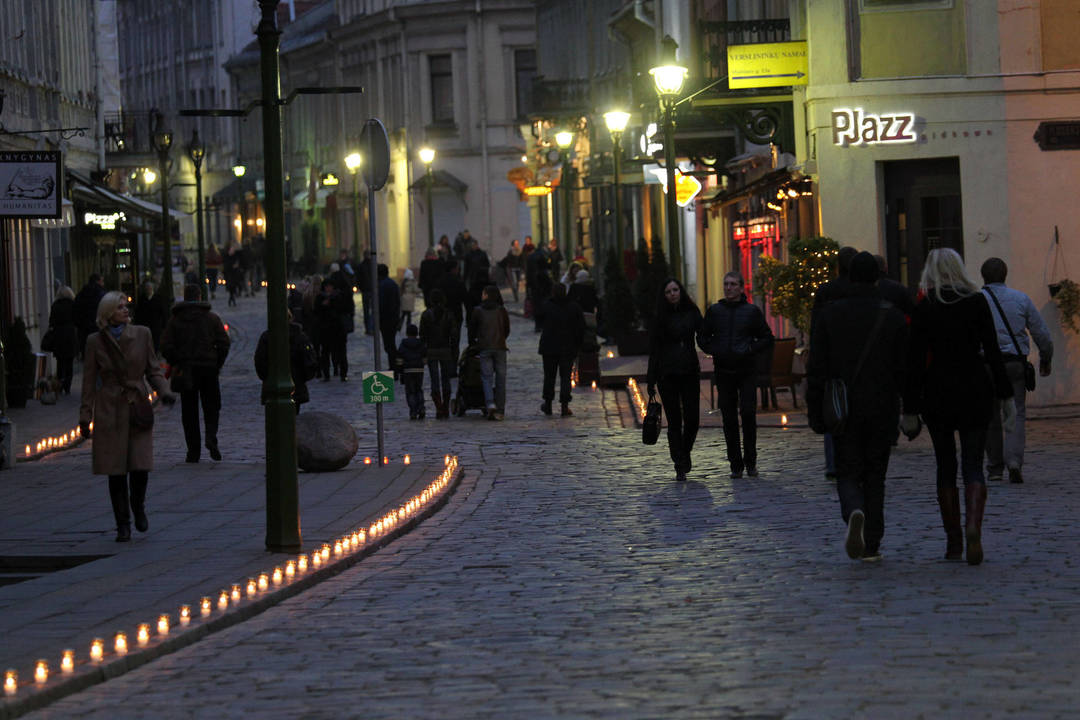 Kauno miesto centre – Laisvės alėjoje ir Vilniaus gatvėje – nusidriekė 5 tūkst. žvakių upė.<br>M.Patašiaus nuotr.
