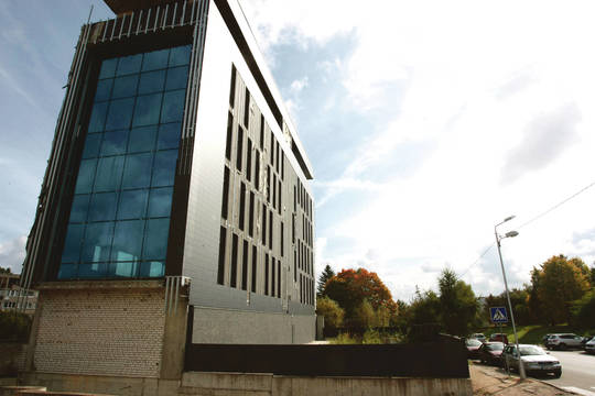 Kauniečiai džiūgauja: pastatas griuvena nevirs