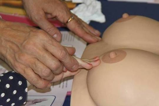 Studentai mokė moteris atpažinti krūties vėžį