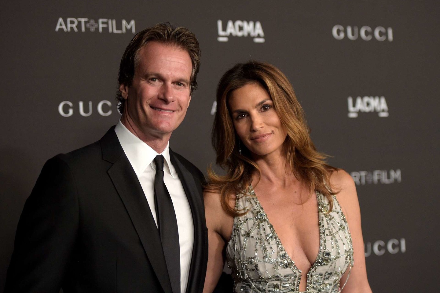 Atvira „Gucci“ suknia pabrėžė Cindy Crawford grožį.