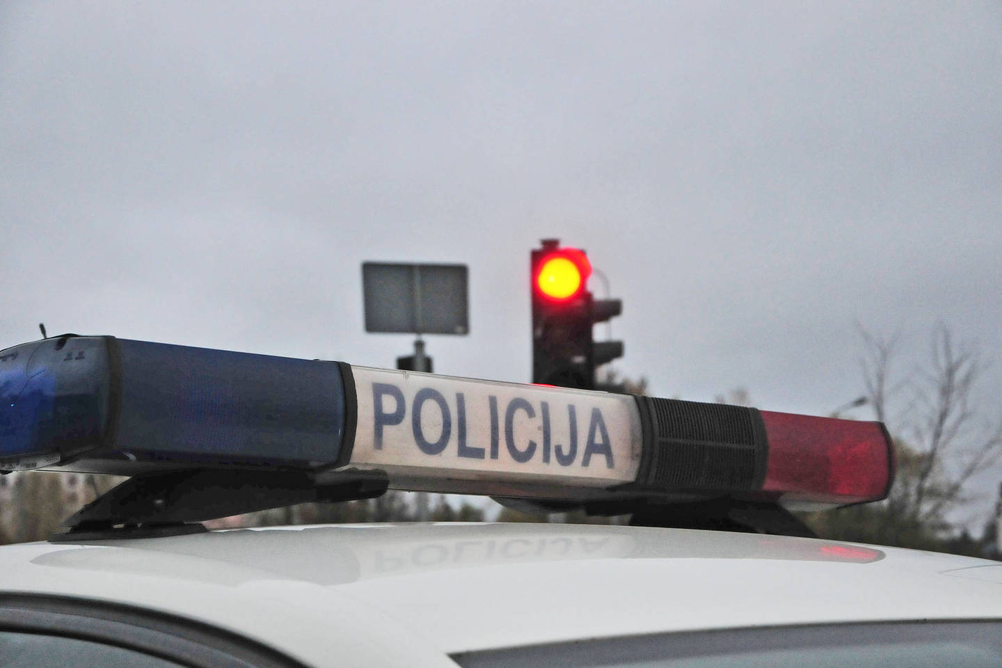 Mažeikių policija aiškinasi aplinkybes avarijos, per kurią raudoną šviesoforo signalą ignoravęs vyras automobiliu partrenkė moterį.